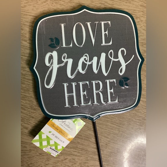 Love Grows Here Garden Yard Stake NWT - Picture 3 of 4